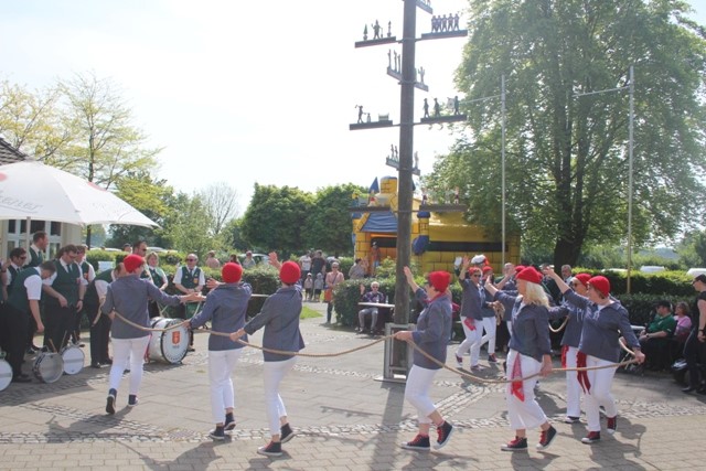 Folkloretanz um den Maibaum